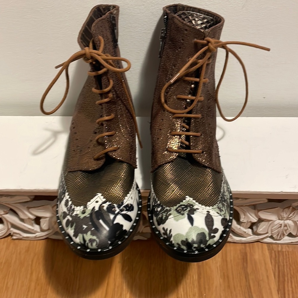 Ebarrito Designer Ankle boots Bronze Leather Made Italy
US Size 6
Euro Size 36